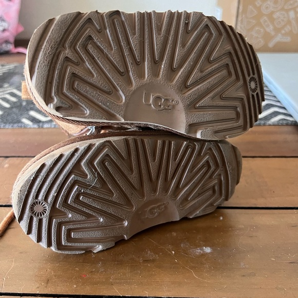 UGG Toddler Sherpa Boots - Picture 2 of 4